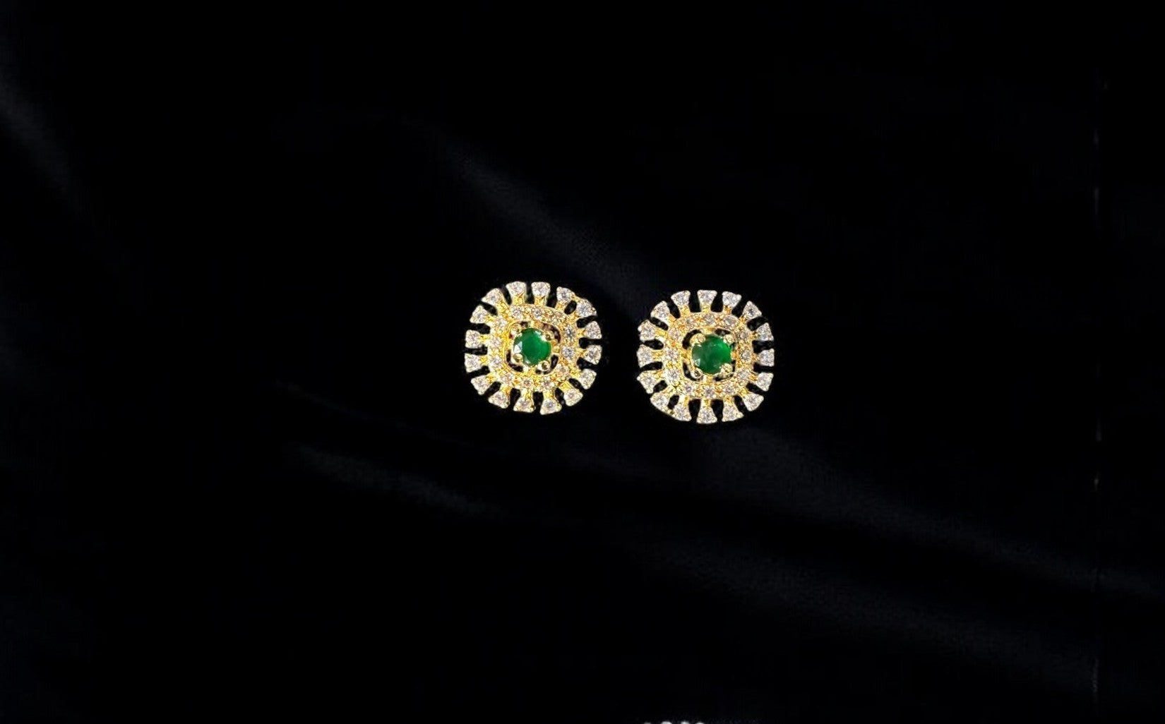Gold-Plated Green Stone Stud Earrings – Elegant Round Crystal Studs for Women – Classic Vintage-Inspired Jewelry