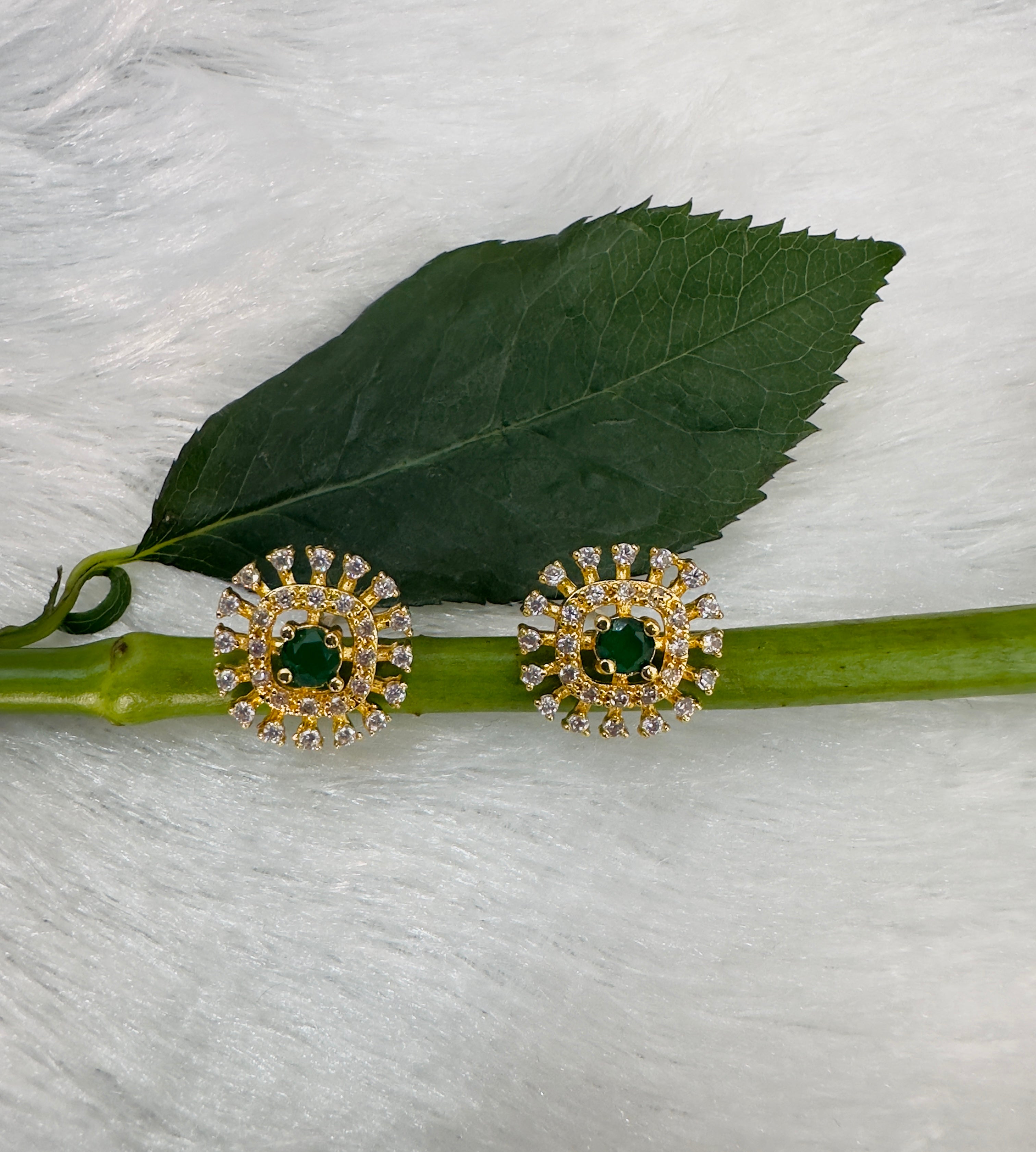 Gold-Plated Green Stone Stud Earrings – Elegant Round Crystal Studs for Women – Classic Vintage-Inspired Jewelry