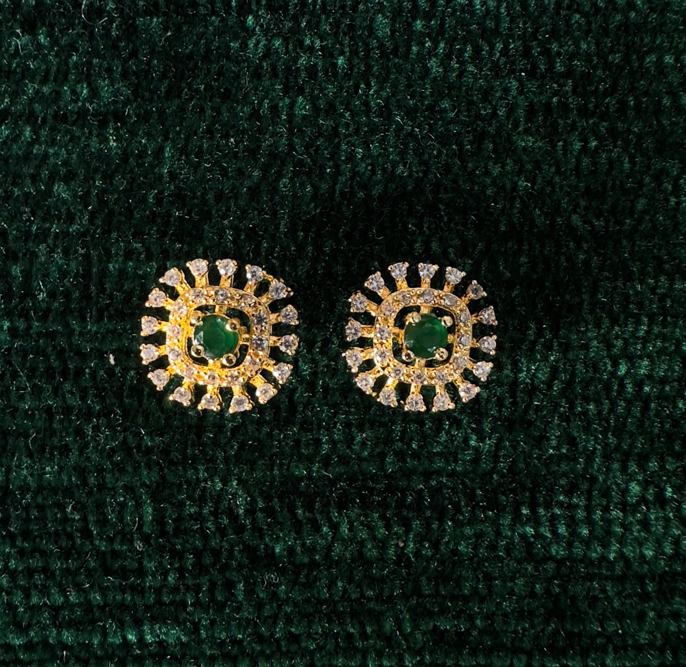 Gold-Plated Green Stone Stud Earrings – Elegant Round Crystal Studs for Women – Classic Vintage-Inspired Jewelry